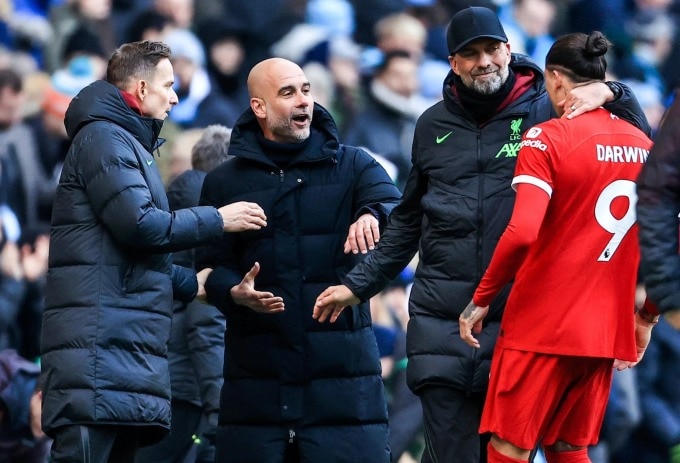 Jurgen Klopp kéo Darwin Nunez khỏi cuộc cãi vã với Pep Guardiola sau trận Man City 1-1 Liverpool ở vòng 13 Ngoại hạng Anh tối 25/11, trên sân Etihad. Ảnh: AFP