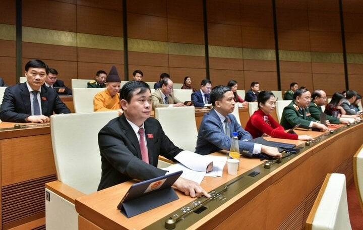 Đại biểu Quốc hội ấn nút biểu quyết tại Kỳ họp thứ 6.