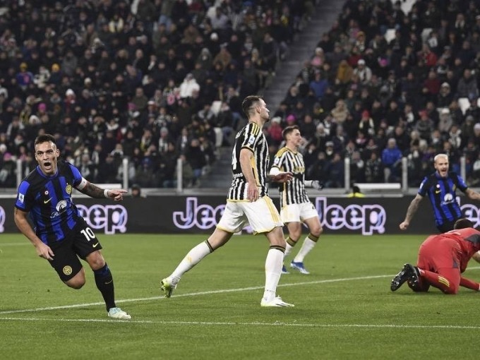 Lautaro Martinez (trái) mừng bàn gỡ trong trận Juventus 1-1 Inter ở vòng 13 Serie A tối 26/11, trên sân Allianz. Ảnh: AP