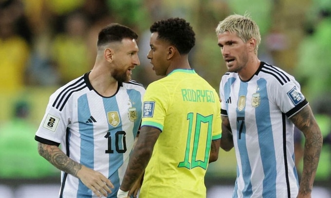 Messi tranh cãi với Rodrygo trước trận đấu giữa Brazil và Argentina. Ảnh: Reuters