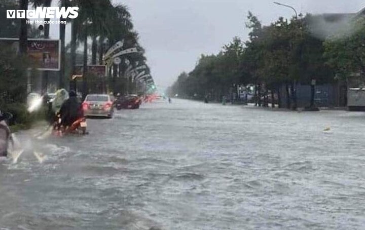 Nhiều tuyến đường ở TP Vinh (Nghệ An) ngập sâu do mưa lớn