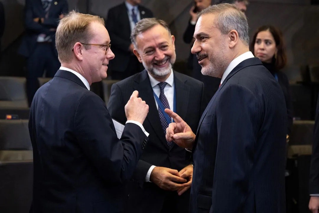 (11.29) Ngoại trưởng Thụy Điển Tobias Billstrom (ngoài cùng bên trái) trao đổi với người đồng cấp Thổ Nhĩ Kỳ Hakan Fidan (ngoài cùng bên phải) bên lề Hội nghị Ngoại trưởng NATO ở Brussels, Bỉ ngày 28/11/2023. (Nguồn: Reuters)