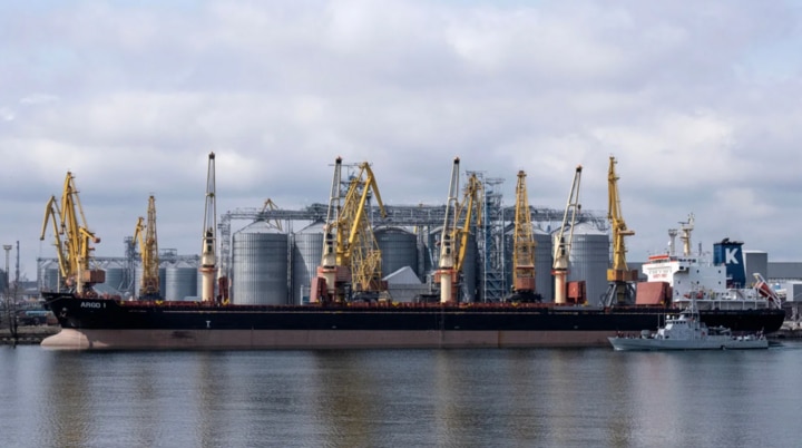 Tàu chở ngũ cốc tại cảng Odessa, Ukraine. (Ảnh: Getty)