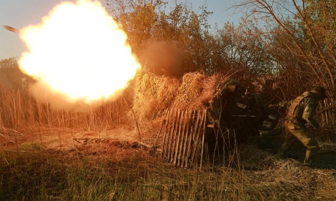 Pháo binh Nga tập kích vị trí Ukraine tại tỉnh Donetsk ngày 25/9. Ảnh: RIA Novosti