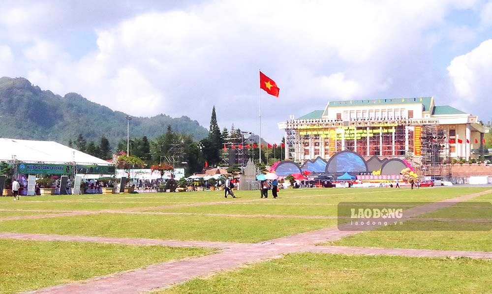 Quảng trường Lai Châu - Nơi diễn ra Lễ khai mạc Đồng tham gia tổ chức Ngày hội có sự tham gia của các cơ quan, đại biểu, đơn vị nghệ thuật, câu lạc bộ lữ hành từ Trung ương đến địa phương. 