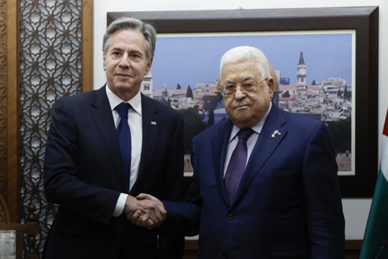 Ngoại trưởng Mỹ Antony Blinken đã tới khu Bờ Tây bị Israel chiếm đóng, gặp Tổng thống Chính quyền Palestine (PA) Mahmoud Abbas tại thành phố Ramallah, ngày 5/11/2023. (Nguồn: AP)