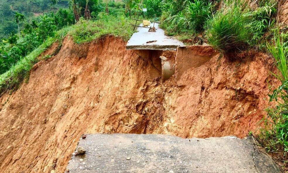 Quảng Ngãi: Nhiều tuyến đường giao thông huyện miền núi Sơn Tây bị sạt lở nghiêm trọng - Ảnh 1.