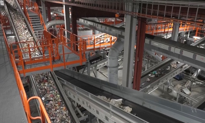 Nhà máy phân loại rác thải nhựa Site Zero ở Thụy Điển. Ảnh: AP
