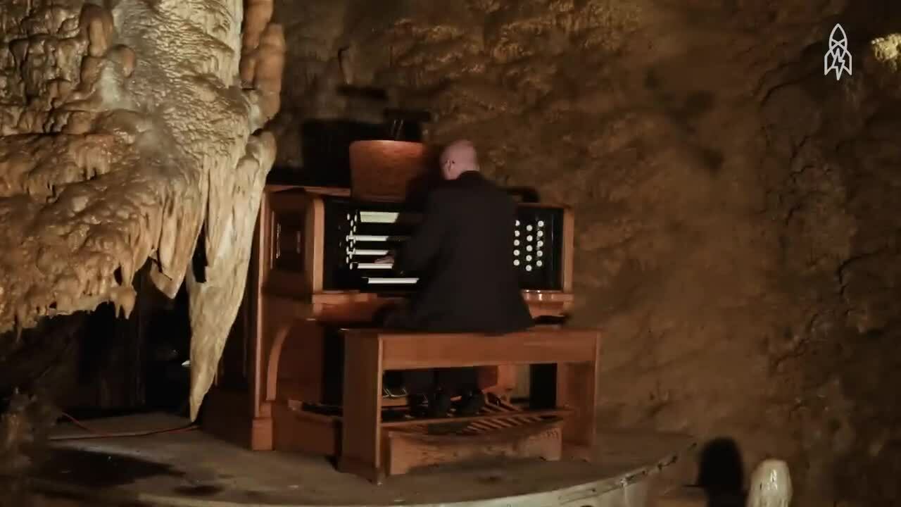 Nhạc cụ lớn nhất thế giới rộng 14.100 m2 làm từ hang động 