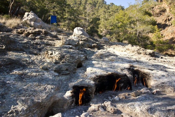Những hòn đá ở Yanartas, Thổ Nhĩ Kỳ đã tự cháy rực suốt 2.500 năm qua. (Ảnh: Atlas Obscura)