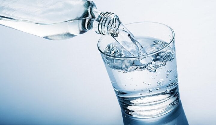 Nên uống đủ từ 1,5 - 2 lít nước lọc mỗi ngày.