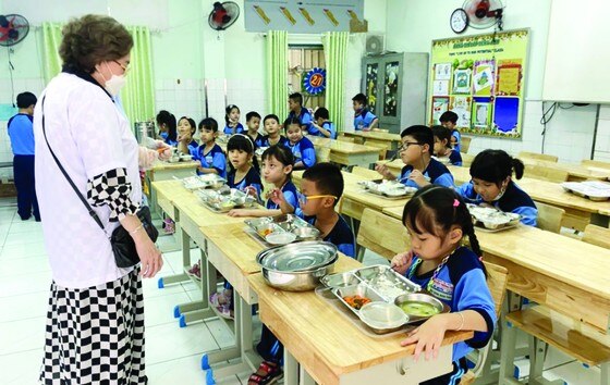 Phụ huynh giám sát bữa ăn bán trú của con tại Trường Tiểu học Nguyễn Trường Tộ (quận 4, TPHCM)