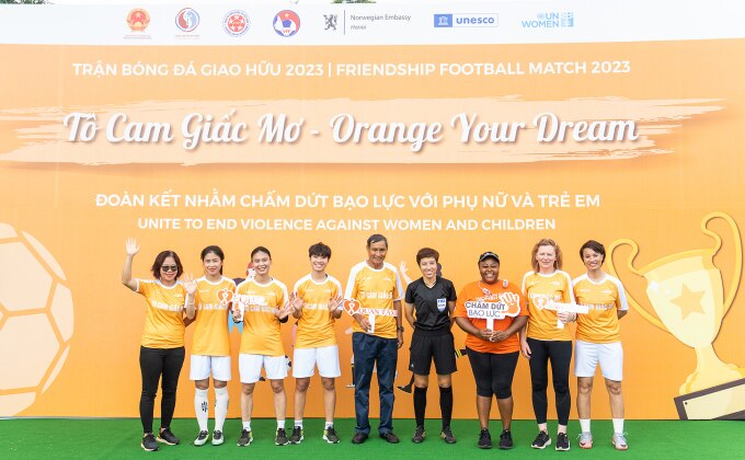HLV Mai Đức Chung (giữa) cùng các tuyển thủ, cựu tuyển thủ nữ tham dự trận giao hữu Tô cam giấc mơ.
