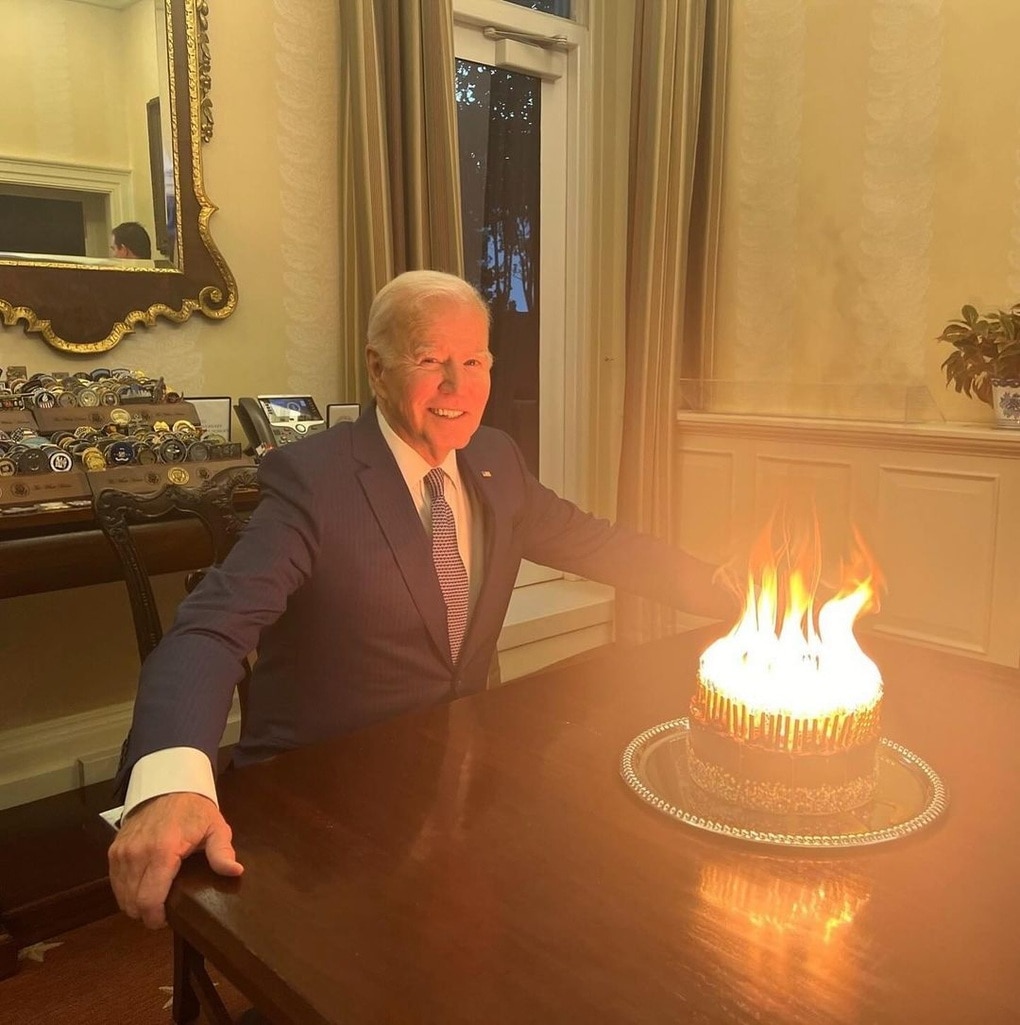 Ông Biden đón sinh nhật với chiếc bánh bốc lửa - 1