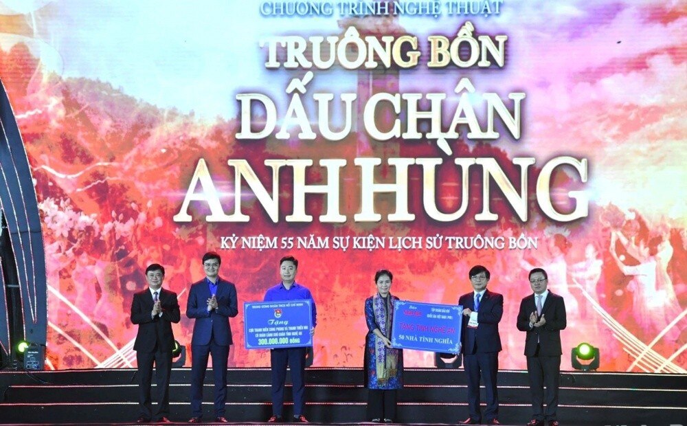 Petrovietnam trao tặng 2,5 tỷ đồng xây dựng nhà tình nghĩa ở tỉnh Nghệ An. (Nguồn: PVN)
