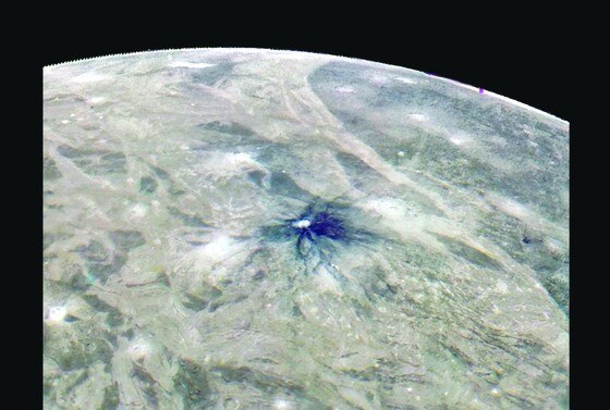 Tàu vũ trụ Juno đã lần đầu tiên phát hiện muối khoáng và các hợp chất hữu cơ trên bề mặt mặt trăng Ganymede của sao Mộc