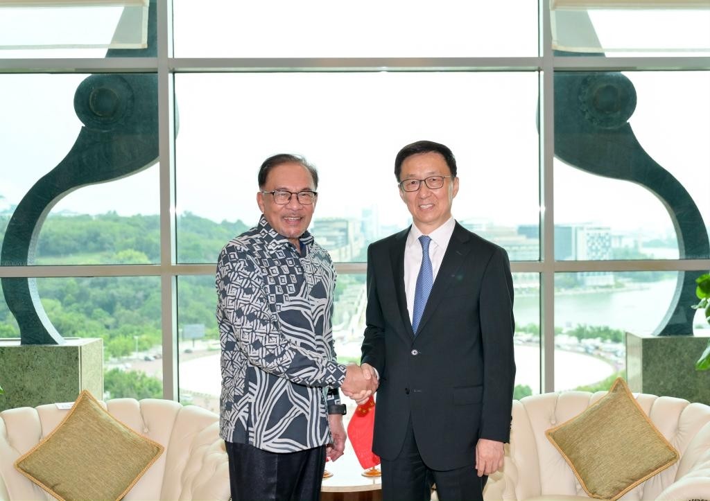 Phó Chủ tịch Trung Quốc Hàn Chính  chào xã giao Thủ tướng Datuk Seri Anwar Ibrahim ngày 9/11. (Nguồn: Tân Hoa xã)
