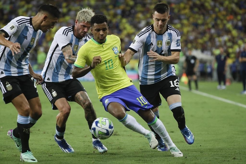 Rodrygo lên tiếng sau sự cố bị Messi chửi mắng ở trận derby Nam Mỹ - Ảnh 1.