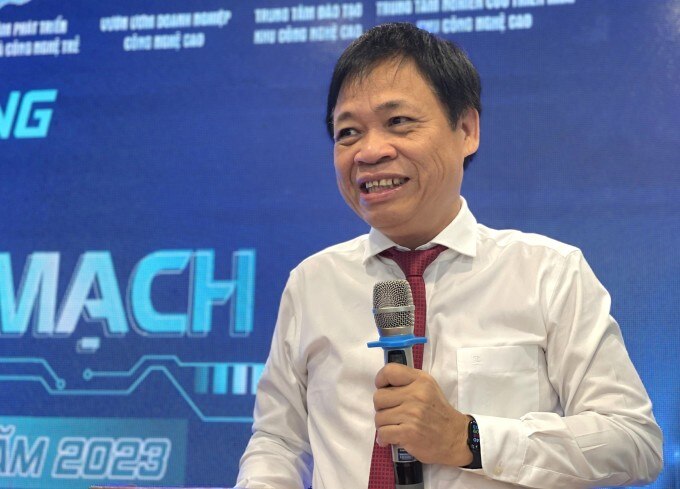 Phó ban quản lý Khu công nghệ cao TP HCM Lê Quốc Cường công bố cuộc thi thiết kế vi mạch lần 1. Ảnh: Hà An