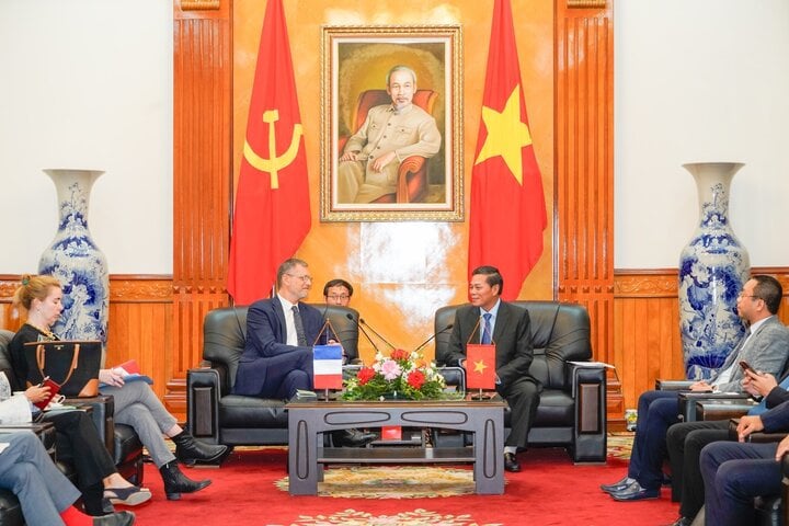 Chủ tịch UBND TP Hải Phòng Nguyễn Văn Tùng tiếp ngài Olivier Brochet - tân Đại sứ Pháp tại Việt Nam.