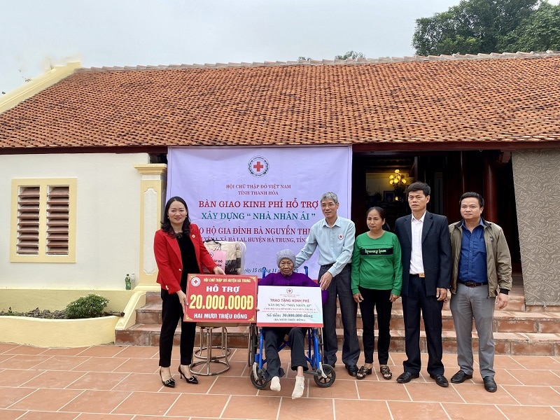 Đại diện Hội CTĐ tỉnh Thanh Hóa trao tặng kinh phí hỗ trợ cho gia đình bà Nguyễn Thị Dụa ở thôn Mậu Yên 1, xã Hà Lai