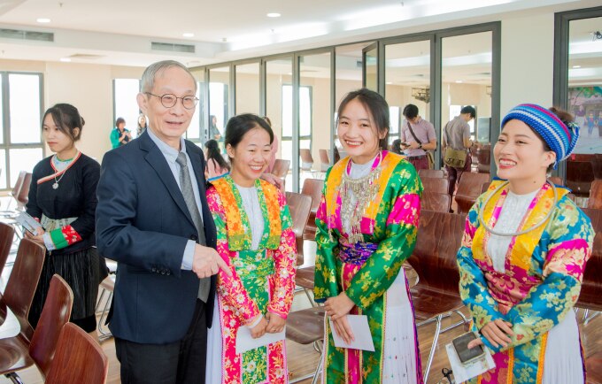 Thầy Nguyễn Xuân Khang trò chuyện cùng sinh viên được nhận học bổng trong lễ ký cam kết dự án hỗ trợ đào tạo giáo viên tiếng Anh cho huyện Mèo Vạc, ngày 25/11. Ảnh: Nhà trường cung cấp