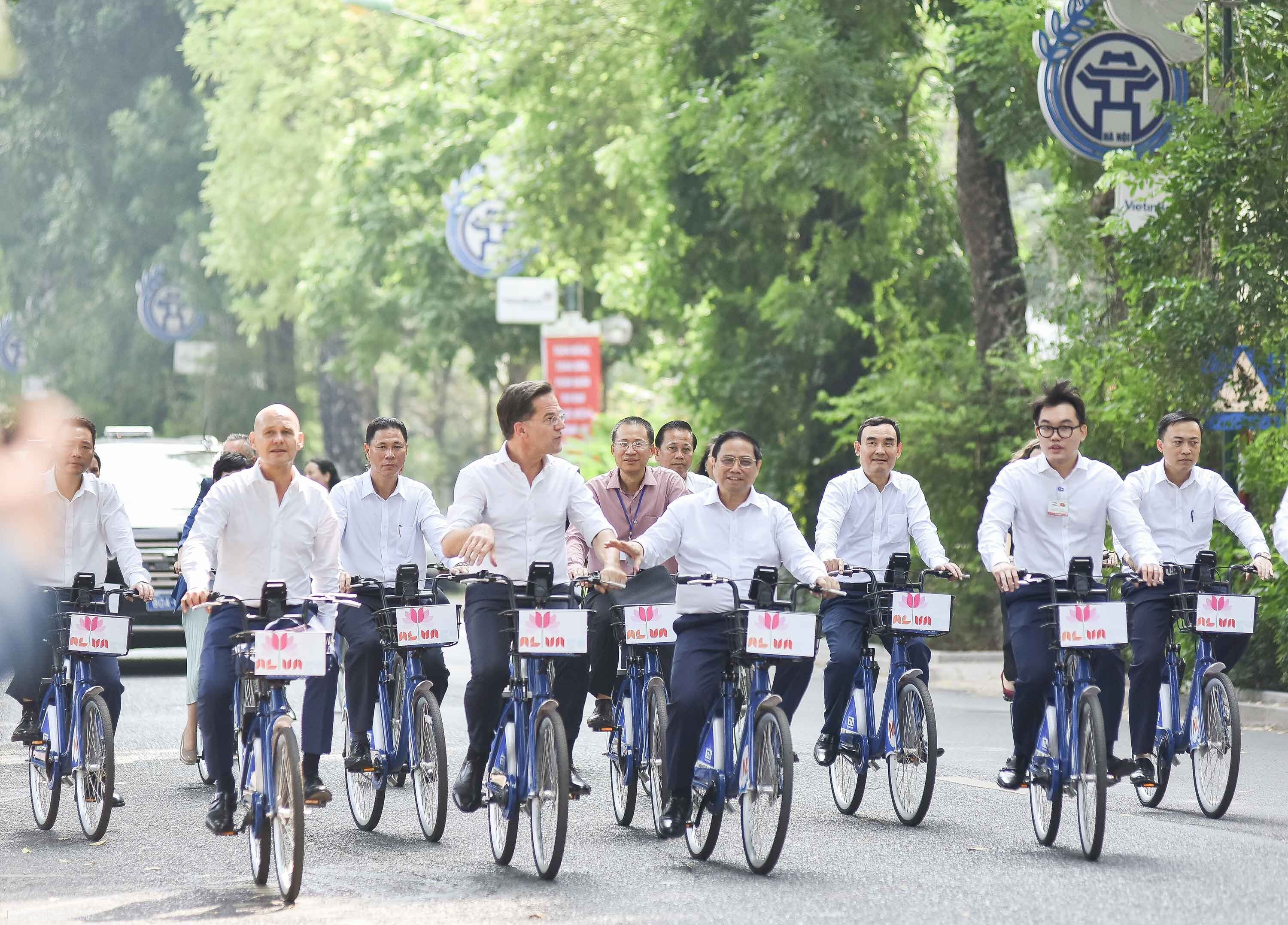 Sau lễ đón sáng nay (2/11), và tổ chức hội đàm, ký kết các văn kiện, hai Thủ tướng đạp xe đi qua các tuyến phố Phan Đình Phùng, Nguyễn Tri Phương, Điện Biên Phủ, Tôn Thất Đàm.