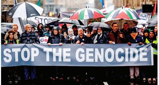 Người biểu tình tại TP Glasgow, Scotland (Anh) mang theo băng rôn có nội dung “chấm dứt sự diệt chủng” kêu gọi ngừng bắn