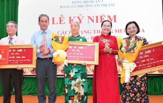 Đồng chí Nguyễn Thị Lệ, Phó Bí thư Thành ủy, Chủ tịch HĐND TPHCM trao Huy hiệu 45 năm tuổi Đảng đến các đảng viên cao tuổi Đảng. Ảnh VIỆT DŨNG