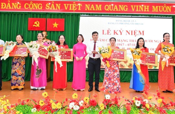 Lãnh đạo Đảng ủy phường Võ Thị Sáu trao Huy hiệu 30 năm tuổi Đảng đến đảng viên. Ảnh: VIỆT DŨNG