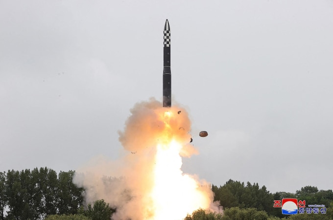 Tên lửa đạn đạo xuyên lục địa Hwasong-18 của Triều Tiên trong đợt phóng thử ngày 13/7. Ảnh: KCNA
