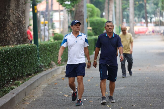 Người dân đi dạo, tập thể dục trong công viên Tao Đàn, (quận 1, TP HCM). Ảnh: Quỳnh Trần