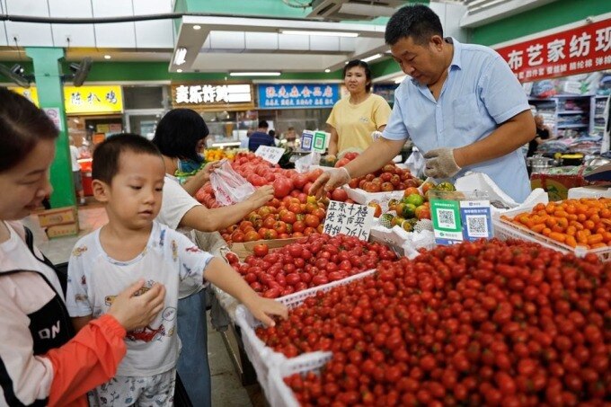 Người dân mua đồ tại một khu chợ ở Bắc Kinh (Trung Quốc) hồi tháng 8/2023. Ảnh: Reuters