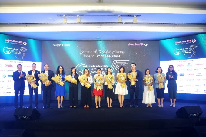 Đại diện trường Quốc tế Việt Úc nhận danh hiệu Doanh nghiệp vì cộng đồng - chương trình CSR do Saigon Times tổ chức. Ảnh: VAS
