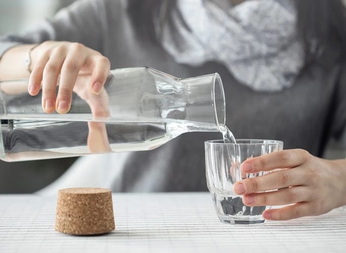 Vì sao người bệnh thận không nên uống quá nhiều nước? - Ảnh 1.