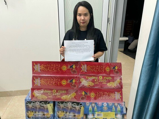 Đối tượng Lê Thị Như Quỳnh bị bắt giữ vì tàng trữ và mua bán trái phép pháo hoa