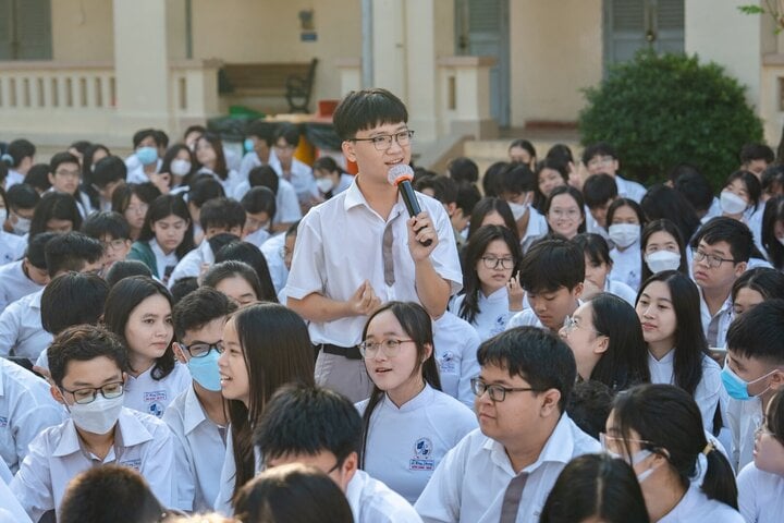 Một em học sinh chuyên Lê Hồng Phong đặt câu hỏi cho BTC Tiếng nói Xanh.