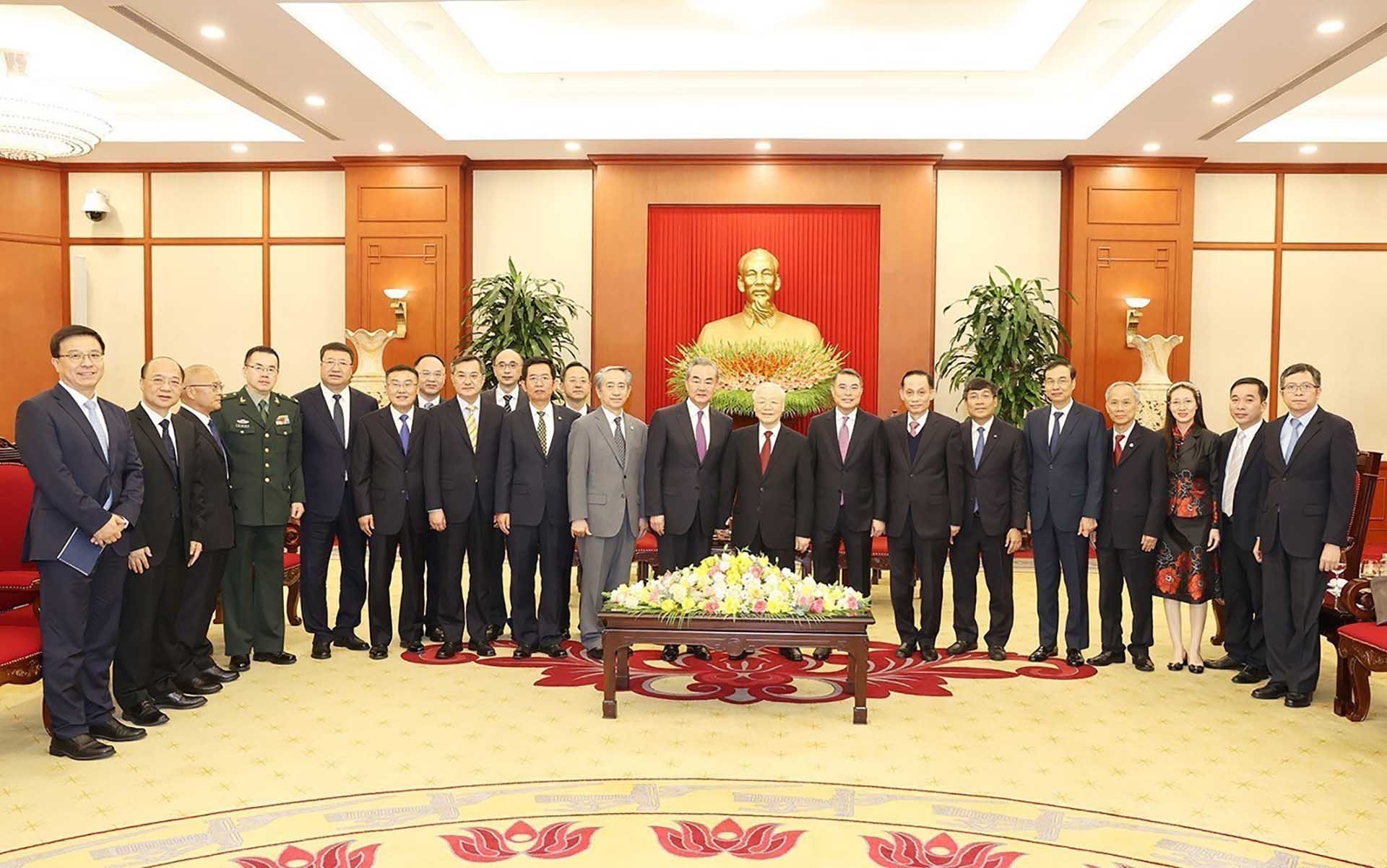 Tổng Bí thư Nguyễn Phú Trọng và đồng chí Vương Nghị cùng các đại biểu chụp ảnh chung. (Nguồn: TTXVN)