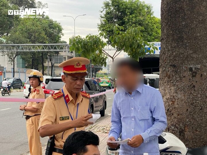 Lực lượng chức năng kiểm tra nồng độ cồn vào ban ngày tại đường Nguyễn Hữu Cảnh, quận 1.