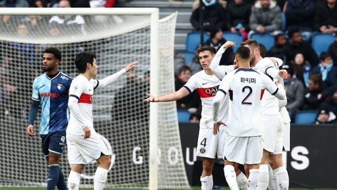 Toàn bộ áo đấu của PSG trong trận gặp Le Havre ngày 3/12 đều in tên cầu thủ bằng tiếng Hàn. Ảnh: Reuters