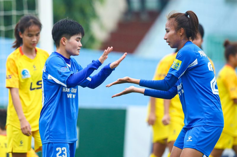 Thùy Trang lập hat-trick giúp đội bóng nữ TP.HCM vô địch lượt đi - Ảnh 2.