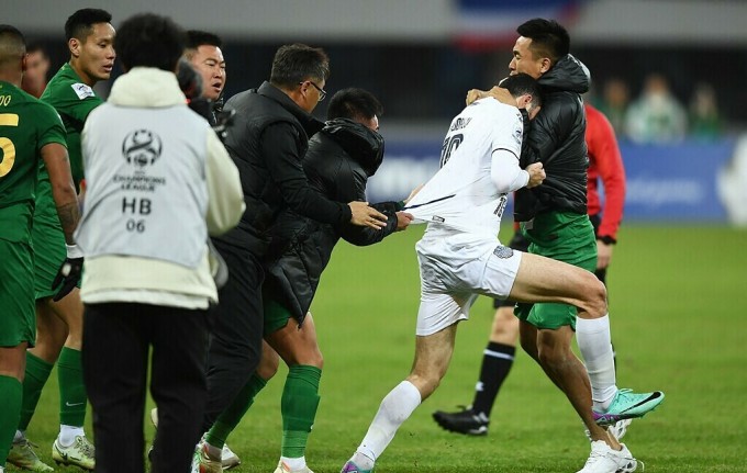 Ramil Shaydayev (áo trắng) vật nhau với cầu thủ Zhejiang FC. Ảnh: AFP