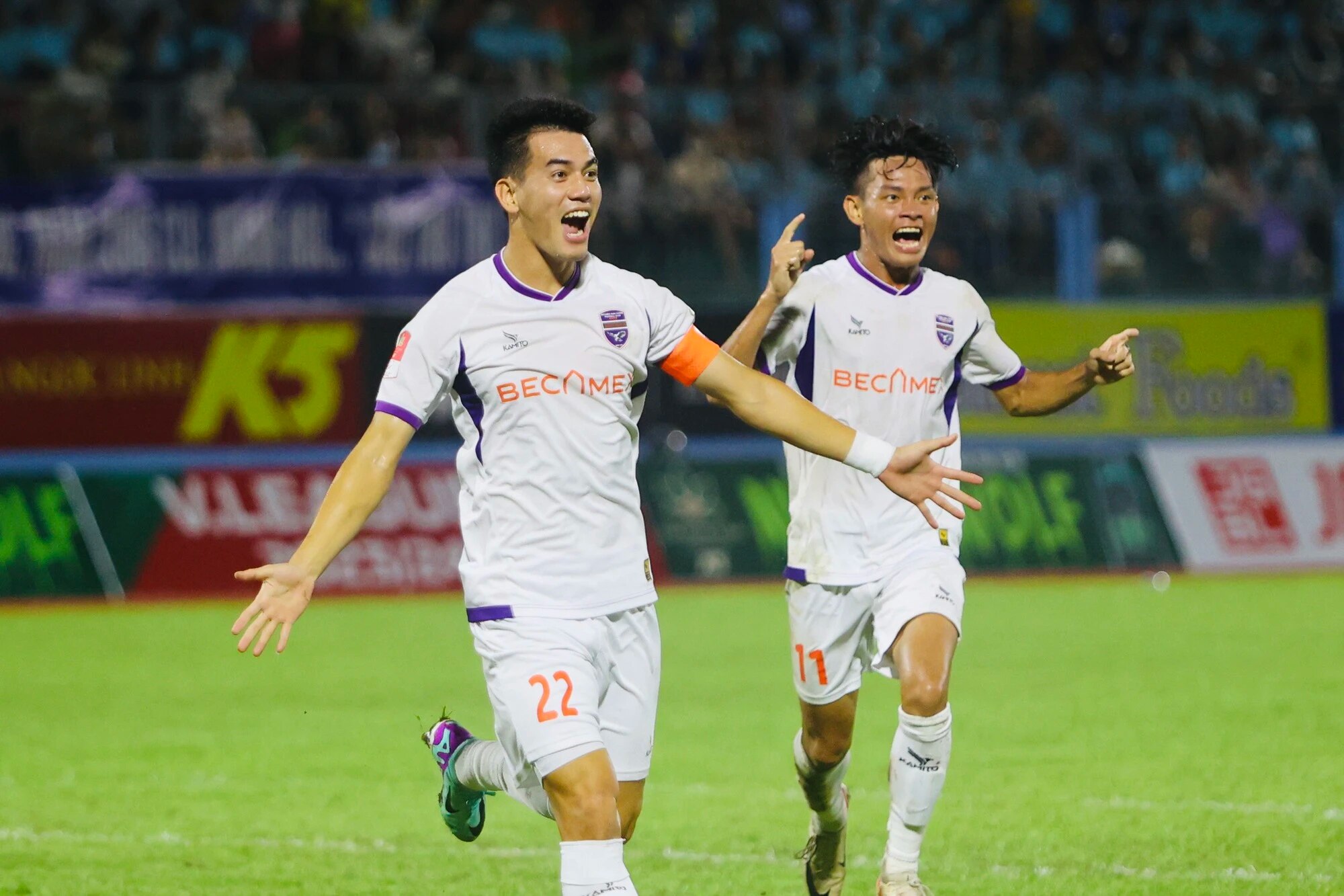 Tiến Linh có 1 bàn thắng và 1 kiến tạo trong chiến thắng 2-0 trước CLB Khánh Hòa