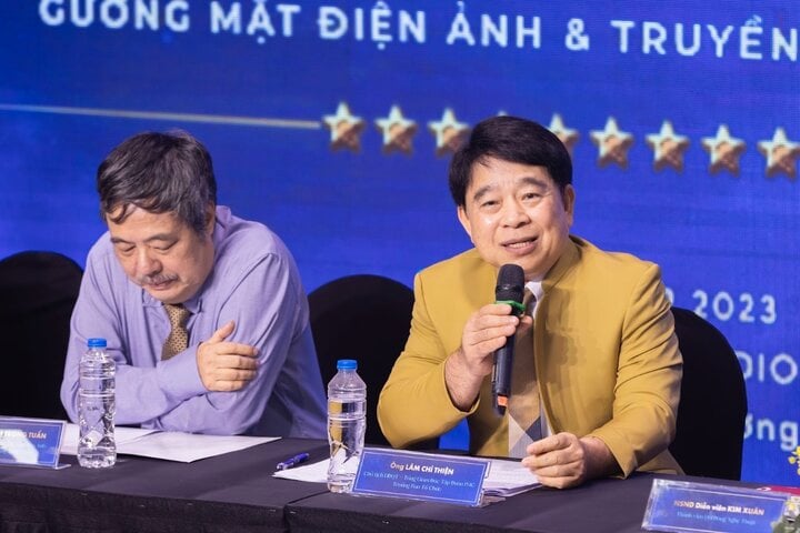 Nhà báo Đinh Trọng Tuấn và ông Lâm Chí Thiện là thành viên trong hội đồng nghệ thuật.
