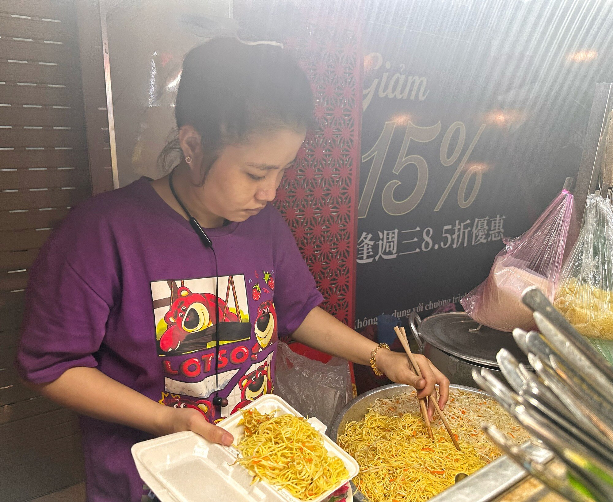 Quán chay người Hoa chỉ bán về đêm ở TP.HCM: Khách ăn cạnh bếp than hồng - Ảnh 2.