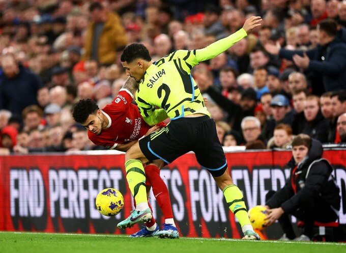 Diaz không vượt qua được Saliba trong trận Liverpool hòa Arsenal 1-1 tại Anfield ngày 23/12. Ảnh: Reuters