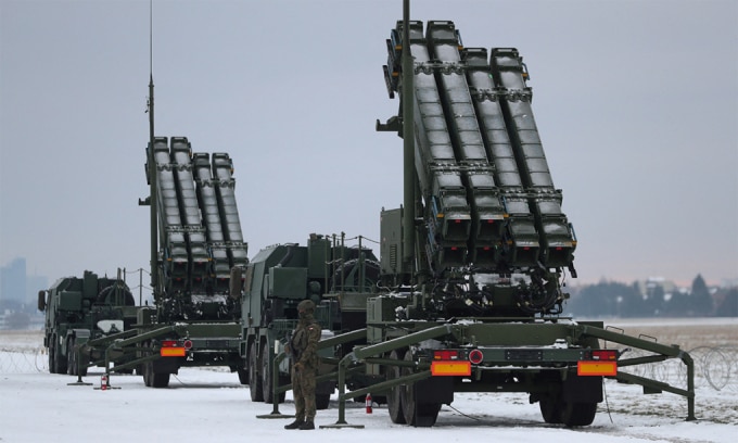 Tổ hợp tên lửa phòng không Patriot ở Warsaw, Ba Lan ngày 7/2. Ảnh: Reuters