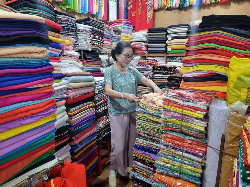 Lượng khách hàng đến các sạp quần áo truyền thống tại chợ Vĩnh Long ngày càng ít. Ảnh: Hoàng Lộc