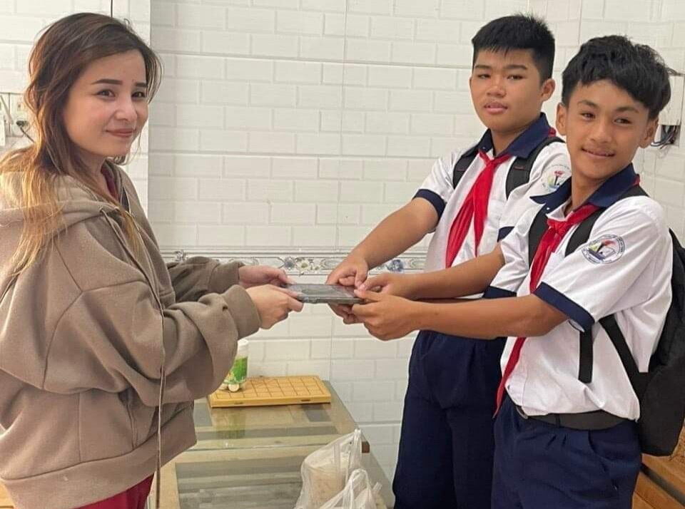 Phú Quốc: 2 học sinh nhặt được iPhone, nhờ công an trả lại người mất- Ảnh 1.