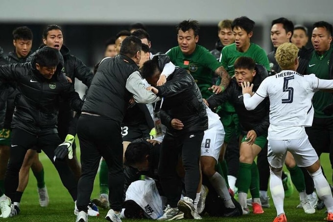 Leon James (áo trắng) bị đánh hội đồng sau khi va chạm với Yao Junsheng (áo đen giữa). Ảnh: AFP